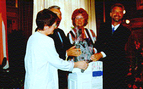Skulptur Miteinander als Ehrenpreis des KulturForum Europa an Professor Dr. Helmut Zilk, Bürgermeister von Wien überreicht von Prof. Dr. Rita Süssmuth, im August 1994 in Wien.
